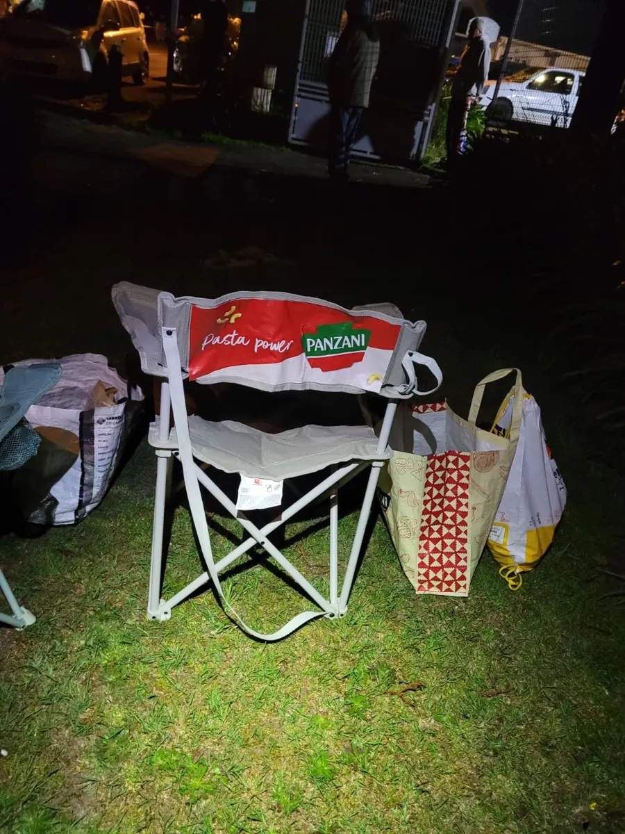 Chaise Pasta Power installée sur le bord de route