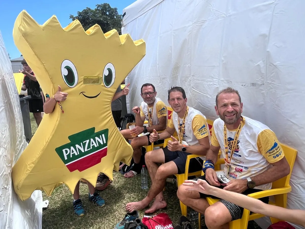 La mascotte Panzani et des coureurs au ravitaillement