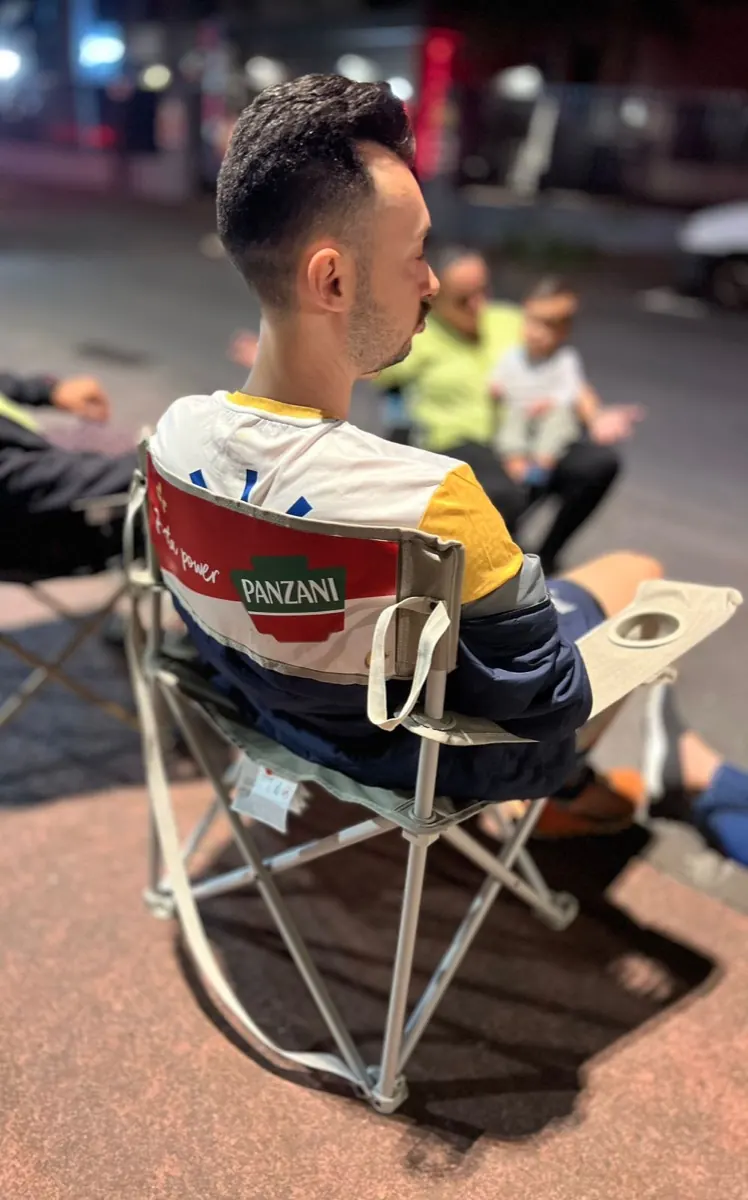 Attente de nuit au bord du parcours